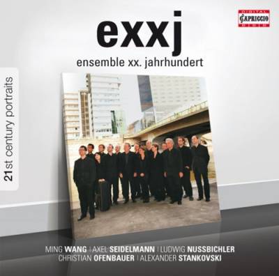 Exxj-21st Century Portrait-Tribüne von CAPRICCIO