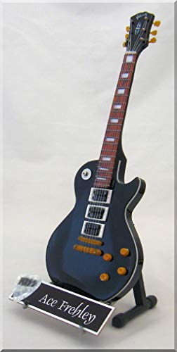 ACE FREHLEY Miniatur Gitarre KISS (schwarz) mit Plektrum von ARTSTUDIO35