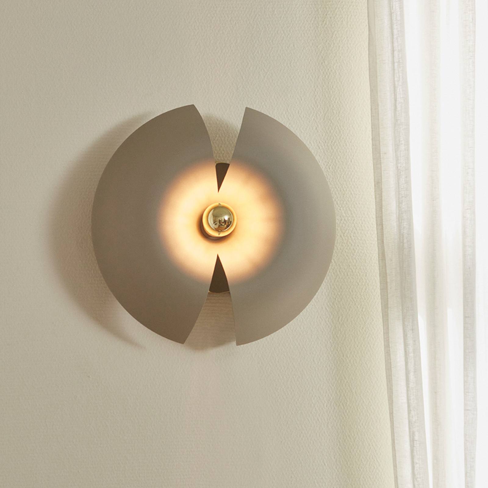 AYTM Wandleuchte Cycnus, taupe, Ø 30 cm, Stecker, Alu, E27 AYTM Wandleuchte Cycnus, taupe, Ø 30 cm, Stecker, Alu, E27 von AYTM