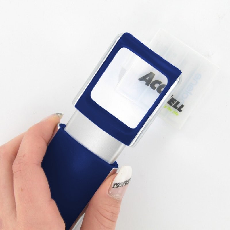 Lupe mit LED-Beleuchtung und 3fach Vergrösserung Farbe Blau, inklusive 2 CR1130 Lithium Batterien Lupe mit LED-Beleuchtung und 3fach Vergrösserung Farbe Blau, inklusive 2 CR1130 Lithium Batterien von AccuCell
