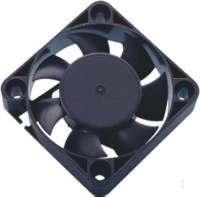 AKASA Ventilator, 4 cm, schwarzer Lüfter, 40 x 40 x 10 mm, Gleitlager, 24,87 dBA, 3-polig (DFS401012M) von Akasa