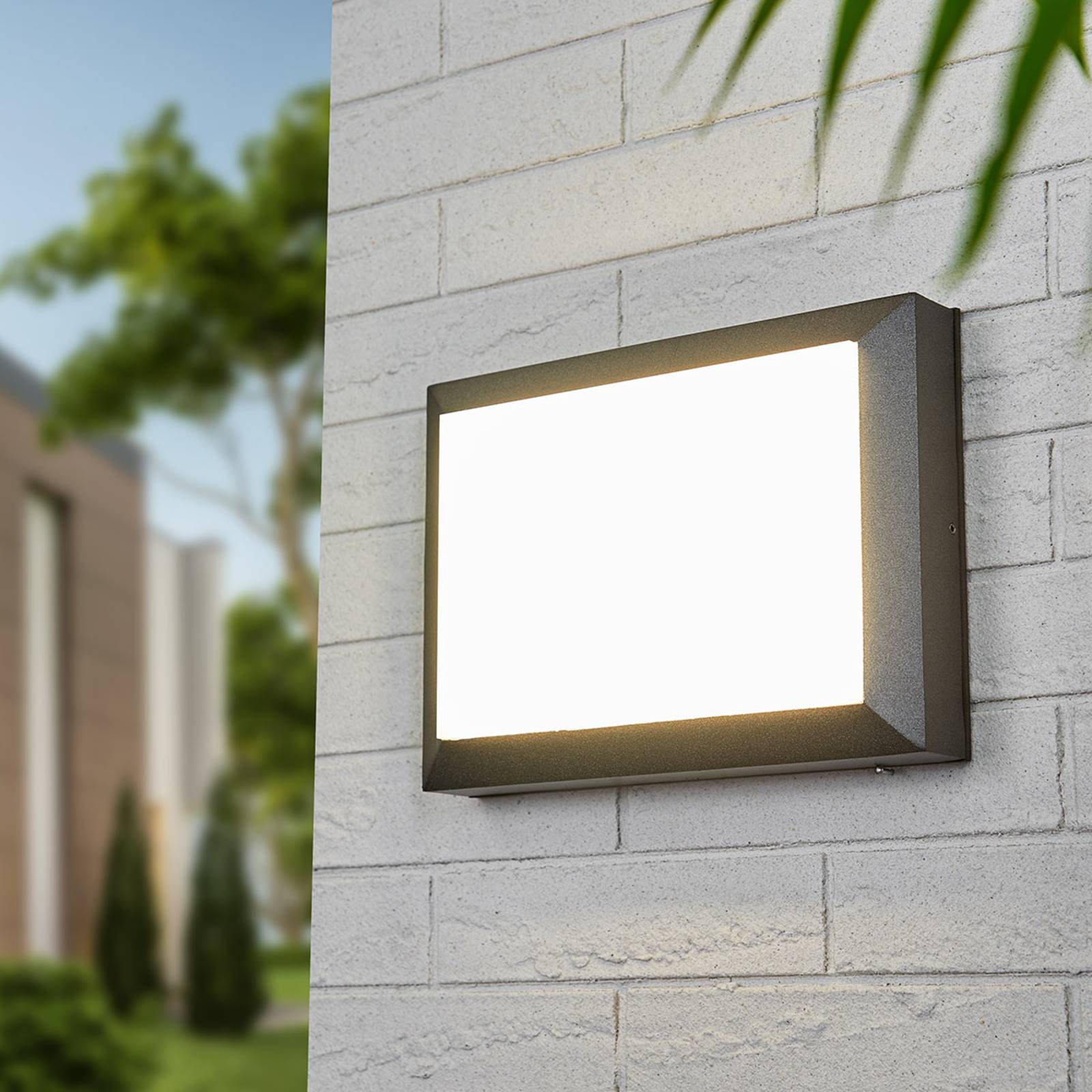 LED-Außenwandleuchte Kiran mit schlagfestem Schirm LED-Außenwandleuchte Kiran mit schlagfestem Schirm von Albert Leuchten
