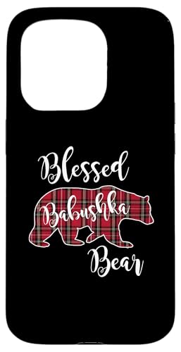 Gesegneter Babuschka-Bär, rotes Schottenkaro, lustiges Geschenk für Oma Hülle für iPhone 15 Pro von All in the Bear Family