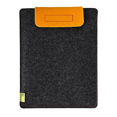 ALMWILD® Hülle iPad Pro 11" und 9.7", sowie iPad Air 4+5 10.9" und 9.7". Sleeve aus Filz in Schiefergrau. Verschlußlasche in Sonnengelb. von Almwild