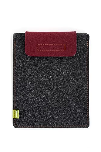 Almwild® Hülle iPad Pro 11" und 9.7", sowie iPad Air 4+5 10.9" und 9.7". Sleeve aus Filz in Schiefergrau. Verschlußlasche in Bordeaux. von Almwild