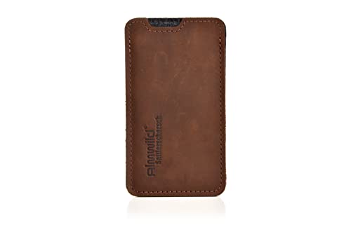 Almwild® Hülle passend für Apple iPhone 15 Pro Max/Plus, 14 Pro Max/Plus, 13 Pro Max mit Apple Leder/Silikon Case-Nutzung aus echtem Rindsleder in Braun. Modell Sattlerschorsch von Almwild