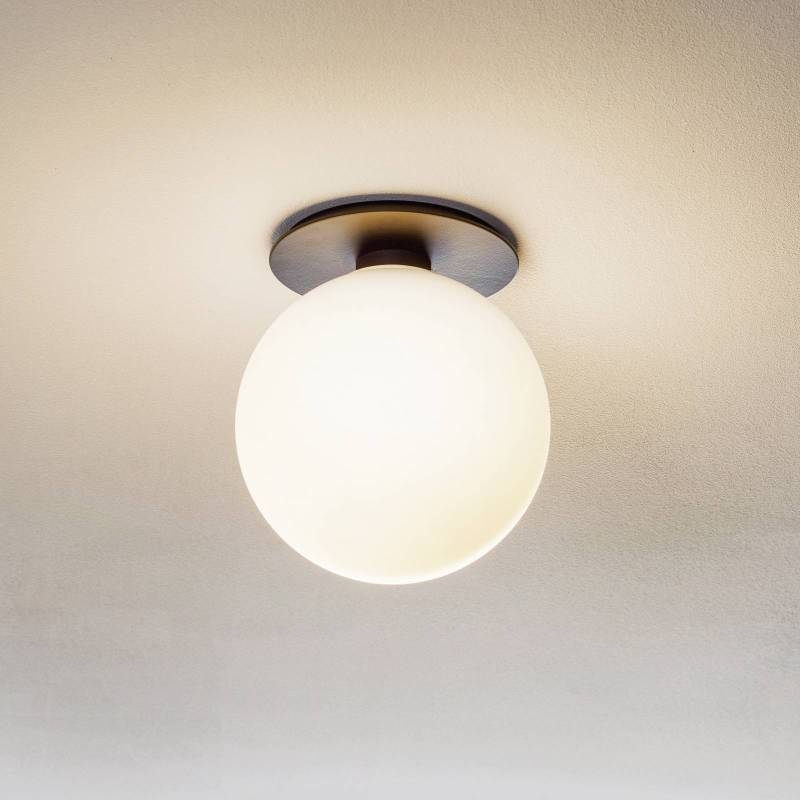 Audo TR Bulb LED-Deckenleuchte schwarz/opal matt von Audo Copenhagen