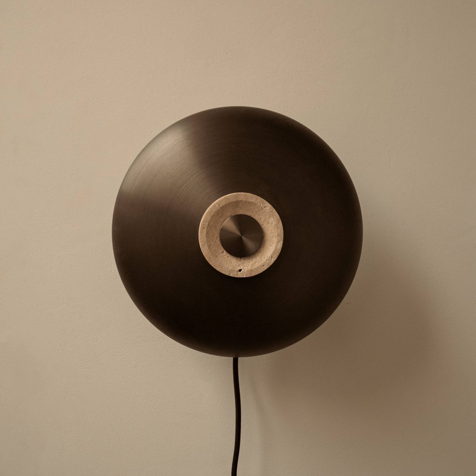 Audo TR Reverse LED-Wandleuchte, Stecker, sand/bronze, Stein Audo TR Reverse LED-Wandleuchte, Stecker, sand/bronze, Stein von Audo Copenhagen