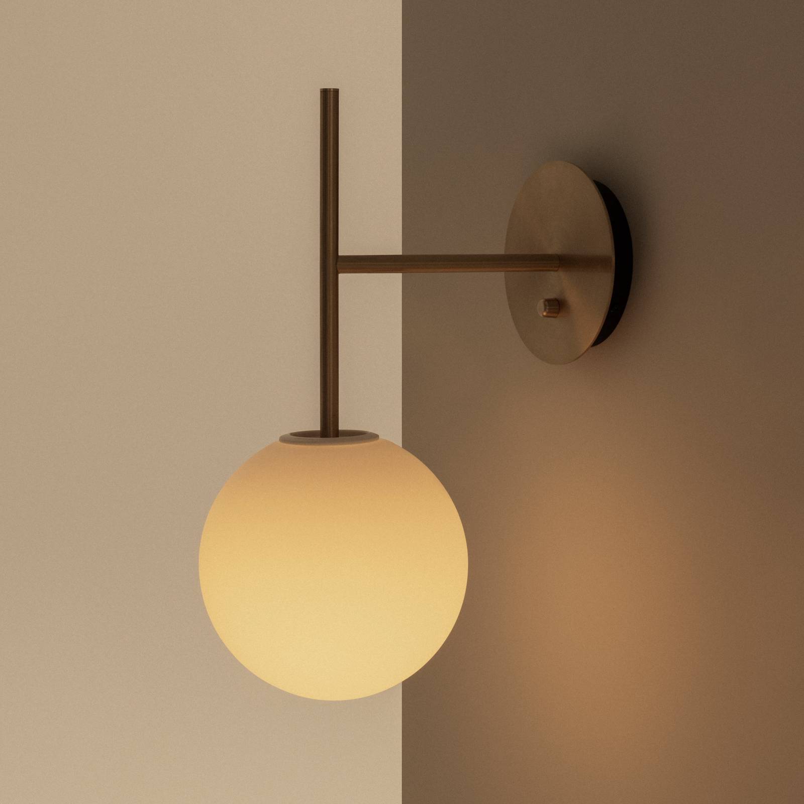 Audo Wandleuchte TR Bulb Suspended, messingfarben, Glas Audo Wandleuchte TR Bulb Suspended, messingfarben, Glas von Audo Copenhagen