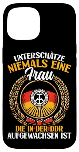 Unterschätze Niemals Eine Frau Die In DDR Aufgewachsen Ist Hülle für iPhone 15 von Authentisches Ostdeutschland Design Für Deutsche