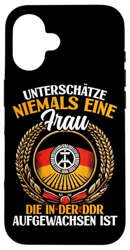 Unterschätze Niemals Eine Frau Die In DDR Aufgewachsen Ist Hülle für iPhone 16 von Authentisches Ostdeutschland Design Für Deutsche