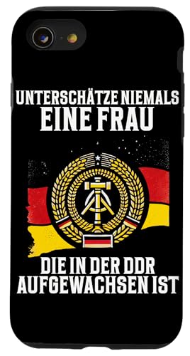 Unterschätze Niemals Eine Frau Die In Dor Aufgewachsen Ist Hülle für iPhone SE (2020) / 7 / 8 von Authentisches Ostdeutschland Design Für Deutsche
