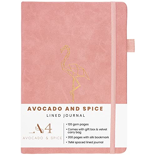 Avocado & Spice A4 Notizbuch Liniert, als Reise-Tagebuch, Notizblock, Journal, A4 Hardcover Tagesplaner mit Geschenkbox & Samtbeutel - mit Lesezeichen, elastischem Band, Stifthalter, 200 Seiten Rosa von Avocado & Spice