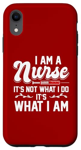 Ich bin eine Krankenschwester Es ist nicht was ich tue, es ist was ich bin Hülle für iPhone XR Ich bin eine Krankenschwester Es ist nicht was ich tue, es ist was ich bin Hülle für iPhone XR von Awesome Designs