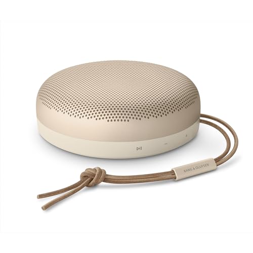 Bang & Olufsen Beosound A1 (2. Gen) – Kabelloser tragbarer IP67 wasserdichter Bluetooth-Lautsprecher mit 360-Grad-Sound, Alexa Voice Assistant & Speakerphone, 18 h Akkulaufzeit - Gold von Bang & Olufsen