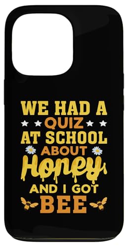 A Quiz About Honey Imkerei Wortspiel für Imker Hülle für iPhone 13 Pro A Quiz About Honey Imkerei Wortspiel für Imker Hülle für iPhone 13 Pro von Beekeeping Design Ideas For Beekeepers