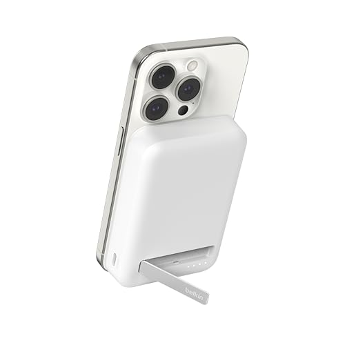 Belkin BoostCharge Pro kabellose Powerbank 10.000 mAh mit Qi2, MagSafe-kompatibles tragbares Ladegerät mit integriertem Ständer – für iPhone 15, 15 Plus, 15 Pro, 15 Pro Max, iPhone 14 usw. – Weiß von Belkin