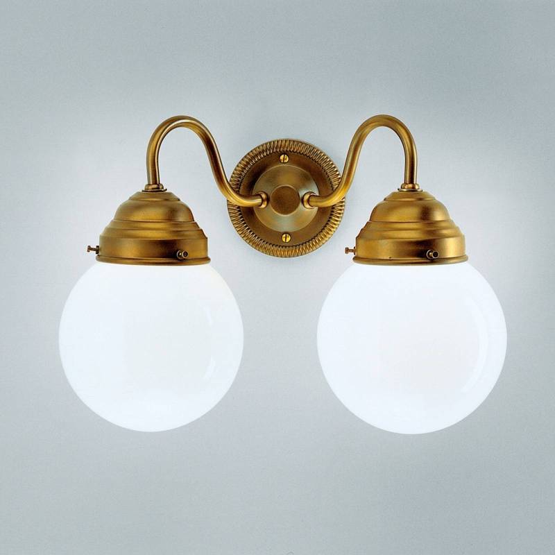 Wandleuchte Larry II, Messing, Glas mundgeblasen von Berliner Messinglampen