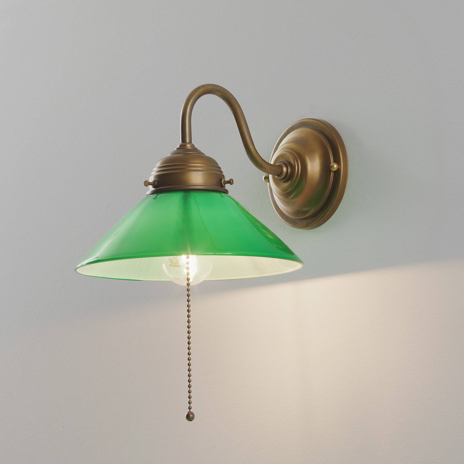 Wandleuchte KONRAD mit grünem Glasschirm Wandleuchte KONRAD mit grünem Glasschirm von Berliner Messinglampen