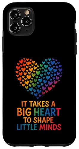 Es braucht ein großes Herz, um kleine Köpfe zu formen. Hülle für iPhone 11 Pro Max Es braucht ein großes Herz, um kleine Köpfe zu formen. Hülle für iPhone 11 Pro Max von Big Heart Teacher Preschool Kindergarten Spelling