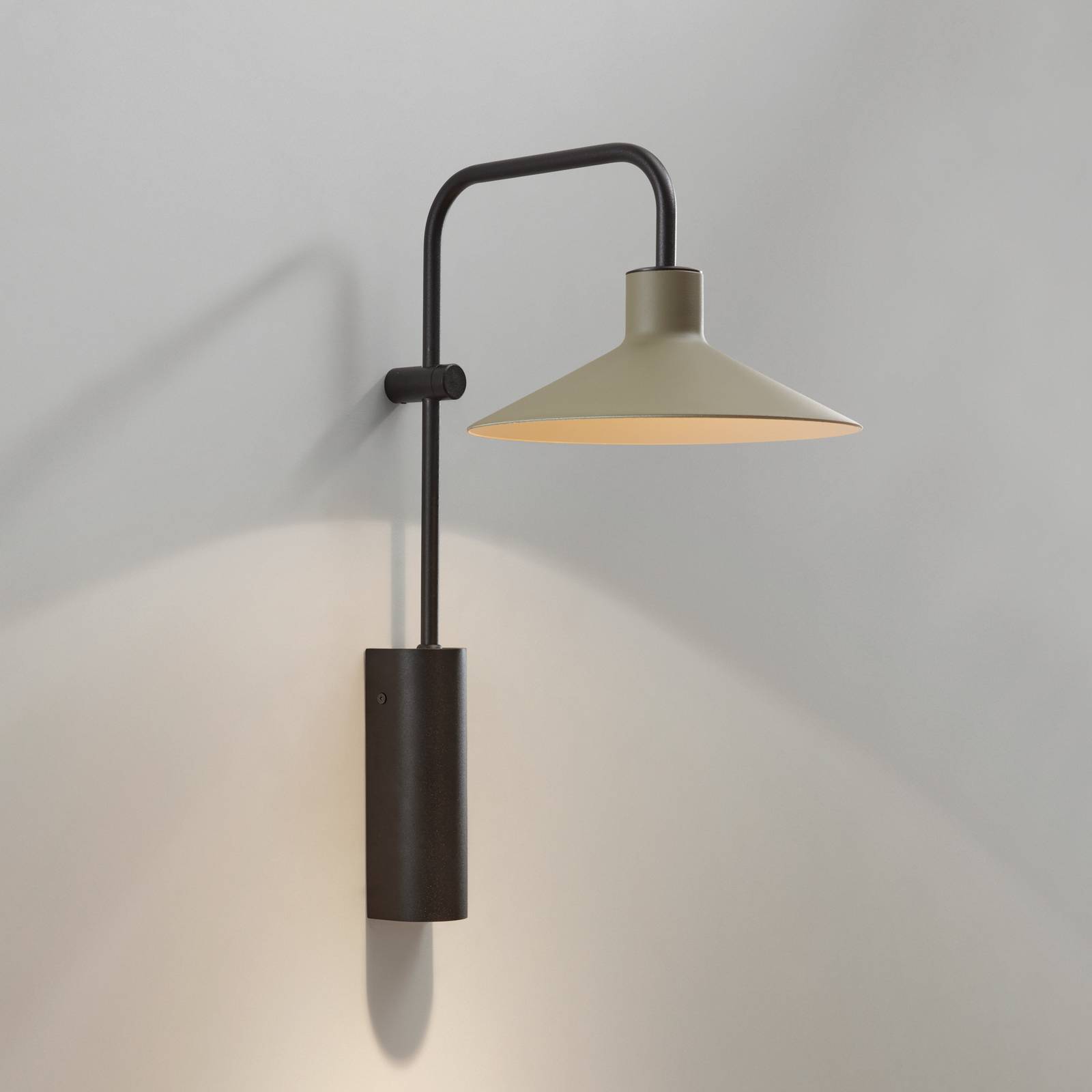 Bover Platet A02 Wandlampe E14 mit Schalter, oliv Bover Platet A02 Wandlampe E14 mit Schalter, oliv von Bover