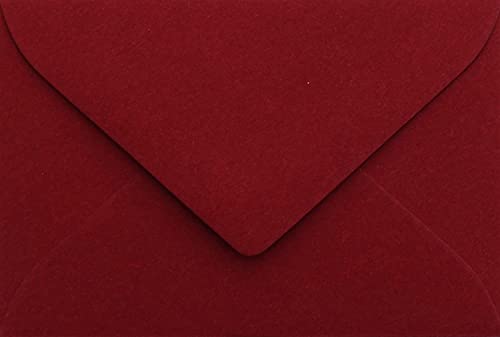 25 Briefumschläge B6 DIN (12,5 x 17,6 cm) Bordeaux, Verschluss-Technik: Haftklebend mit Dreieck Lasche eingeschweißt Grammatur: 120 g/m² von Briefumschläge24Plus