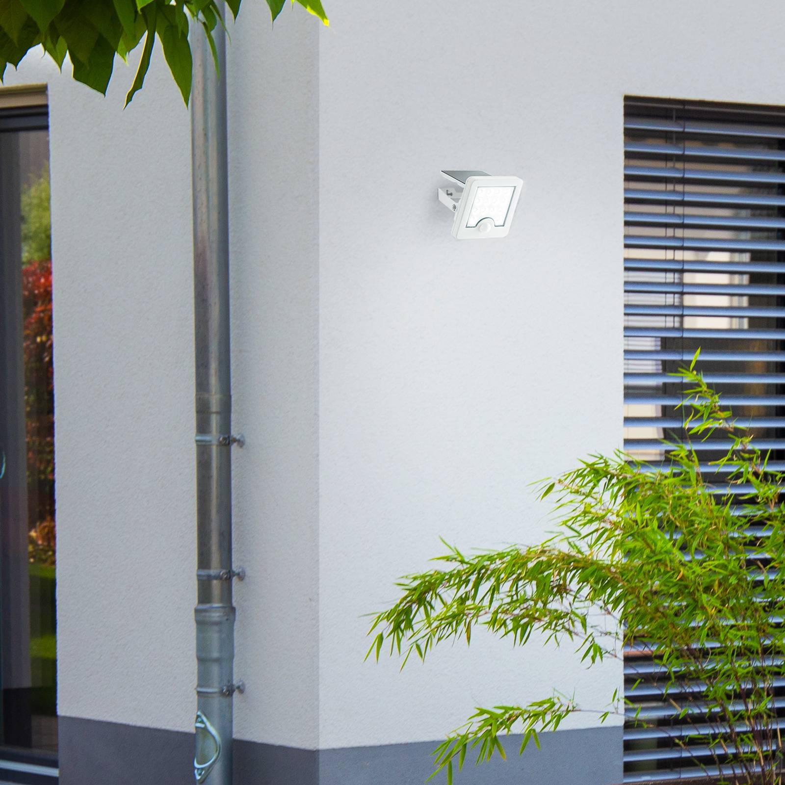 LED-Solar-Außenwandstrahler Luton Sensor, weiß, Breite 13 cm LED-Solar-Außenwandstrahler Luton Sensor, weiß, Breite 13 cm von Brilliant