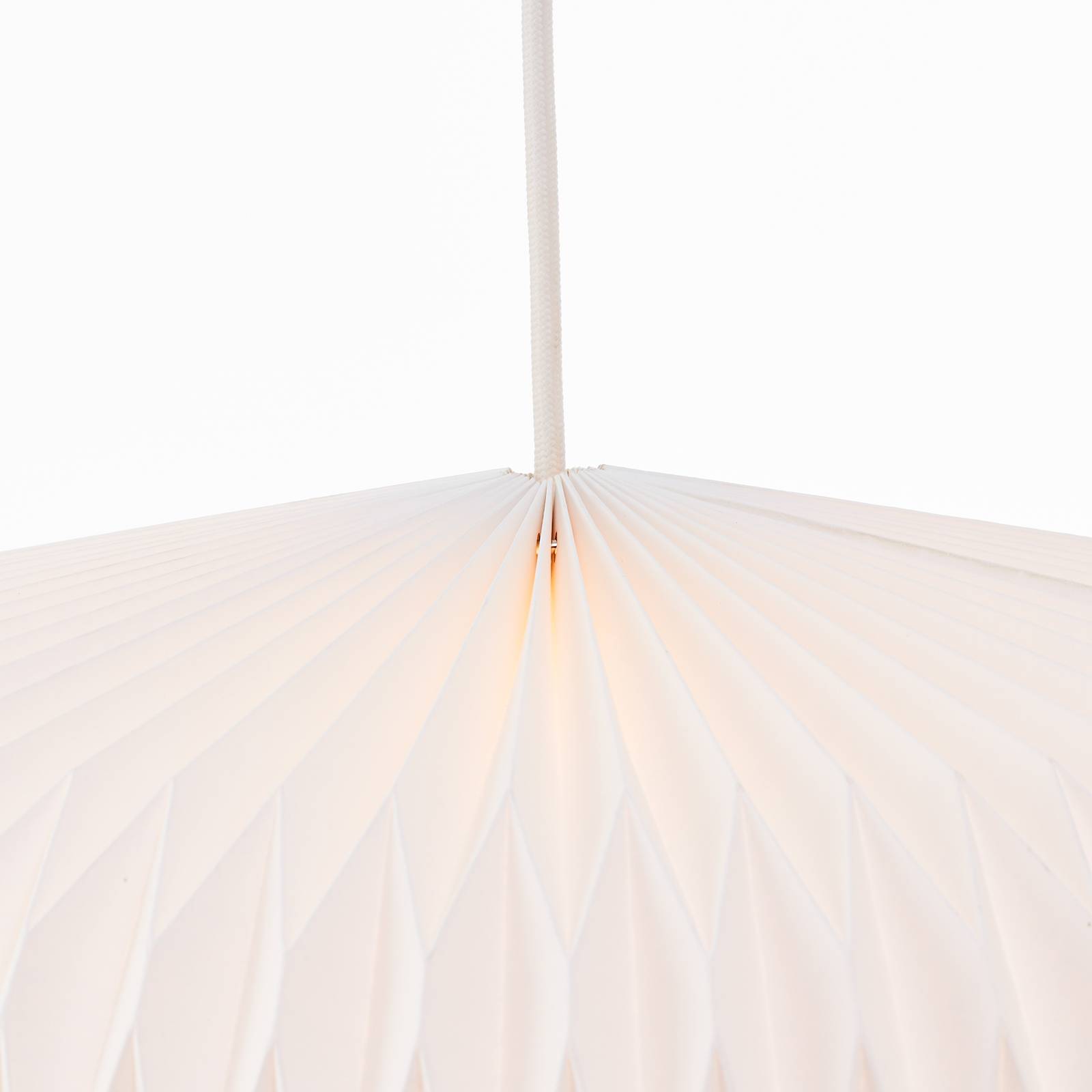 Pendelleuchte June mit Schirm aus Pappe Pendelleuchte June mit Schirm aus Pappe von Brilliant