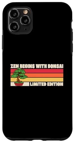 Bonsai Zen beginnt mit dem Bonsai Retro 70s Camp in limitierter Auflage Hülle für iPhone 11 Pro Max Bonsai Zen beginnt mit dem Bonsai Retro 70s Camp in limitierter Auflage Hülle für iPhone 11 Pro Max von Buddhist Zen Garden Outdoor Bonsai Tree Art Merch
