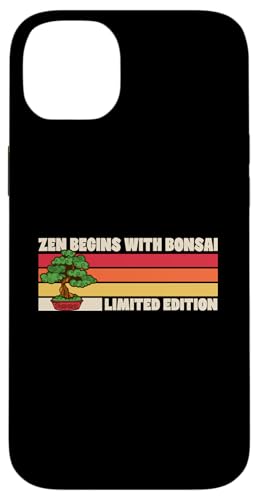 Bonsai Zen beginnt mit dem Bonsai Retro 70s Camp in limitierter Auflage Hülle für iPhone 14 Plus Bonsai Zen beginnt mit dem Bonsai Retro 70s Camp in limitierter Auflage Hülle für iPhone 14 Plus von Buddhist Zen Garden Outdoor Bonsai Tree Art Merch