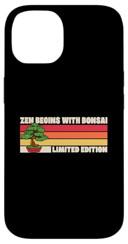 Bonsai Zen beginnt mit dem Bonsai Retro 70s Camp in limitierter Auflage Hülle für iPhone 14 Bonsai Zen beginnt mit dem Bonsai Retro 70s Camp in limitierter Auflage Hülle für iPhone 14 von Buddhist Zen Garden Outdoor Bonsai Tree Art Merch