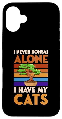 Ich bin nie Bonsai allein, ich habe meine Katzen lustig zu Hause, introvertiert Hülle für iPhone 16 Plus von Buddhist Zen Garden Outdoor Bonsai Tree Art Merch