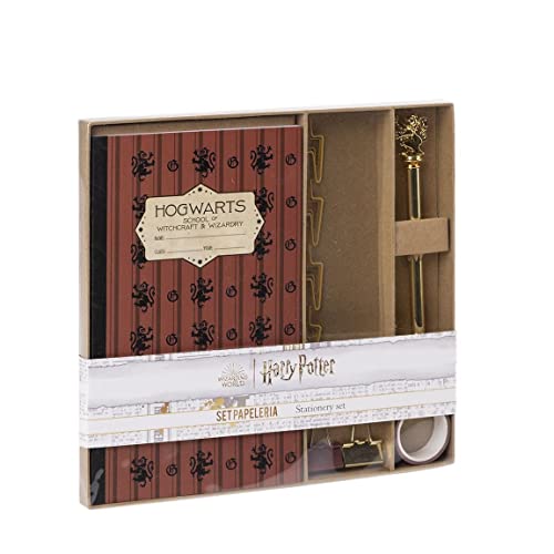 CERDÁ LIFE'S LITTLE MOMENTS - Set Papeleria Harry Potter Incluye Cuaderno Hogwarts A5-21 x 13 cm - Boligrafo Negro de Metal Blasón Gryffindor, Cinta Adhesiva, Clips con Forma y 2 Clips Metálicos von CERDÁ LIFE'S LITTLE MOMENTS