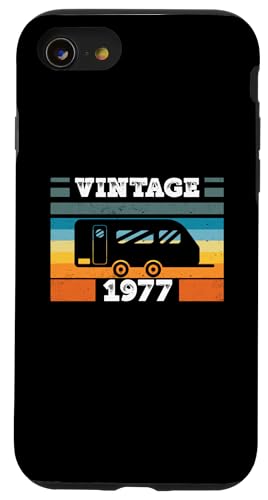 Campingwagen Camping Jahrgang 1977 Geburtstags Wohnwagen Hülle für iPhone SE (2020) / 7 / 8 von CLICK-HERE for more Caravan-Trailer Birthday Shirt