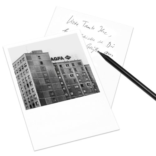 Postkarte Berlin im Retro-Stil - Motiv: Plattenbau Postkarte Berlin im Retro-Stil - Motiv: Plattenbau von COGNOSCO
