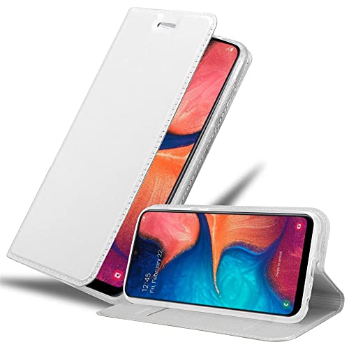 Cadorabo Hülle kompatibel mit Samsung Galaxy A20e aus Kunst Leder Flip Klappbare Stoßfeste Magnetische [Standfunktion] [Kartenfächern] Cover Hülle für Galaxy A20e Tasche in Silber von Cadorabo