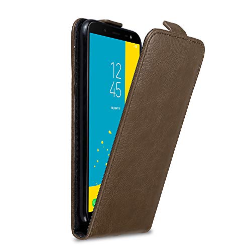 Cadorabo Hülle kompatibel mit Samsung Galaxy J6 2018 Flip Design aus Premium Kunst Leder Flip Klappbare Stoßfeste Magnetische Cover Hülle für Galaxy J6 2018 Tasche in Braun von Cadorabo