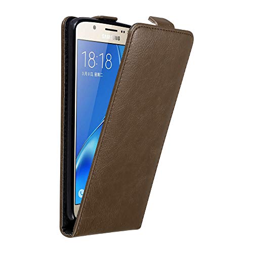 Cadorabo Hülle kompatibel mit Samsung Galaxy J7 2016 Flip Design aus Premium Kunst Leder Flip Klappbare Stoßfeste Magnetische Cover Hülle für Galaxy J7 2016 Tasche in Braun von Cadorabo