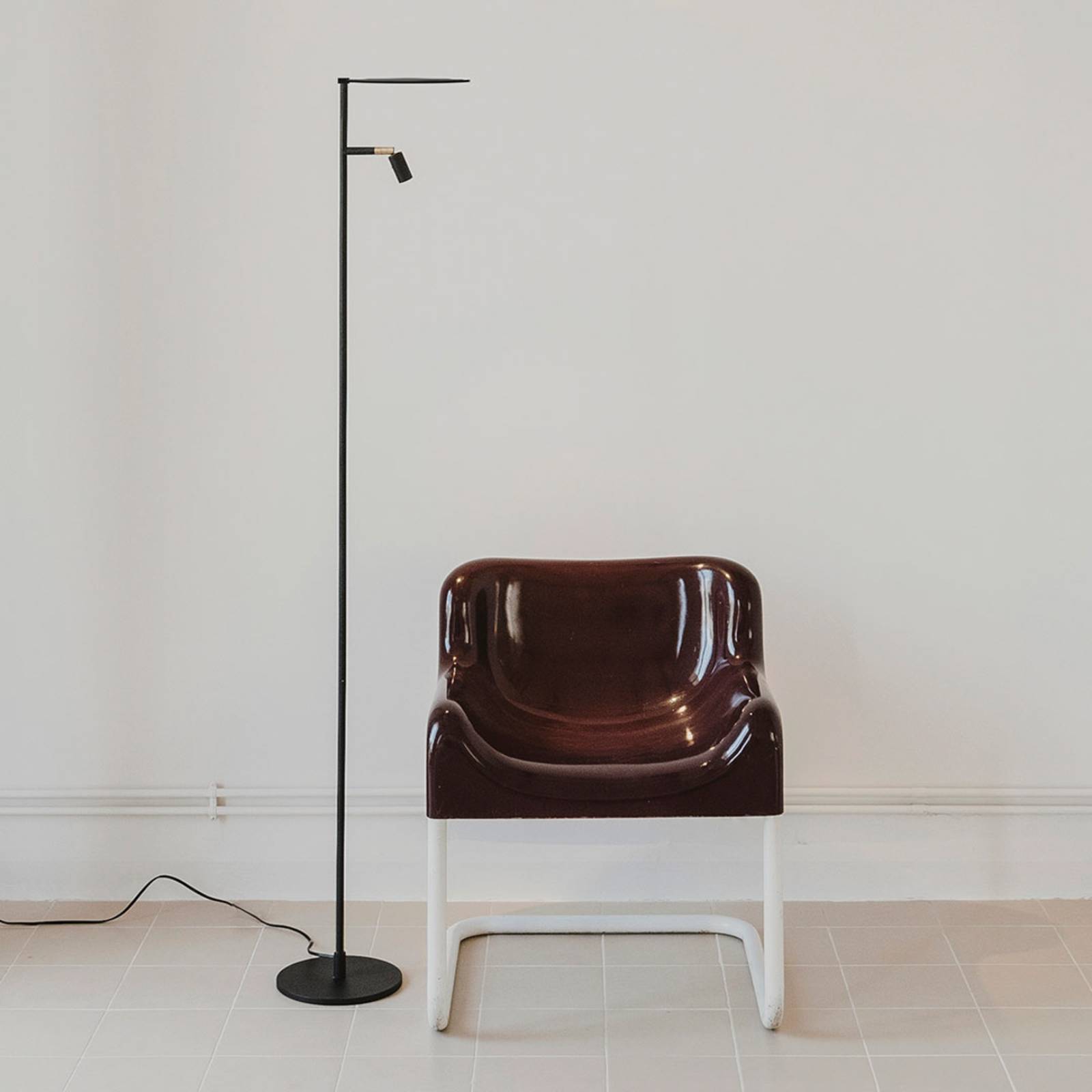 LED-Stehleuchte Kelly Spot justierbar schwarz/gold LED-Stehleuchte Kelly Spot justierbar schwarz/gold von Carpyen