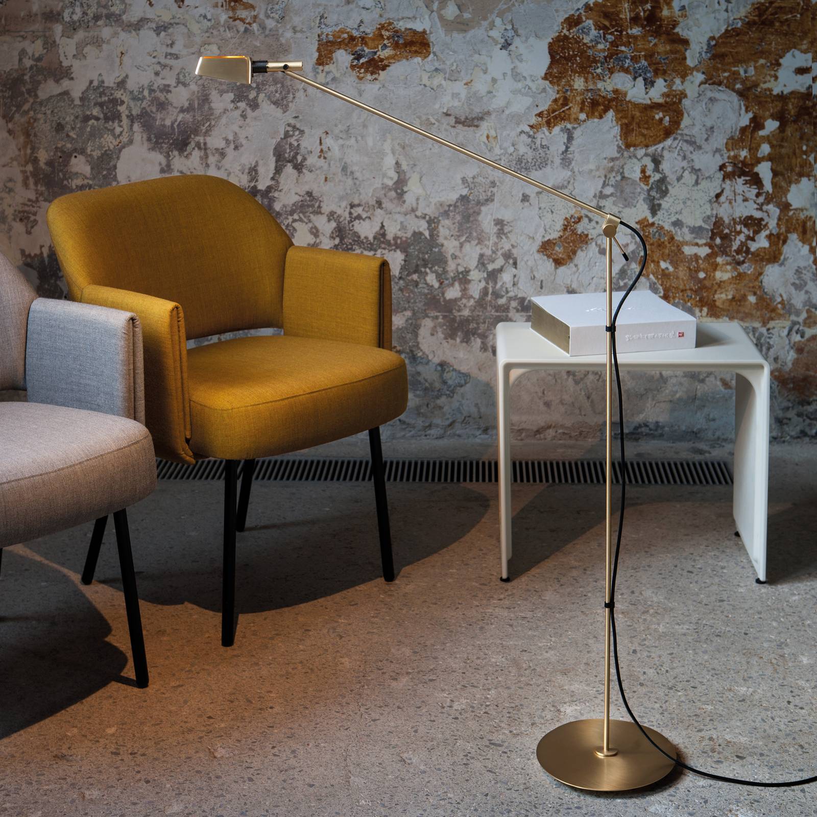 LED-Stehleuchte Tema, justierbar, gold LED-Stehleuchte Tema, justierbar, gold von Carpyen
