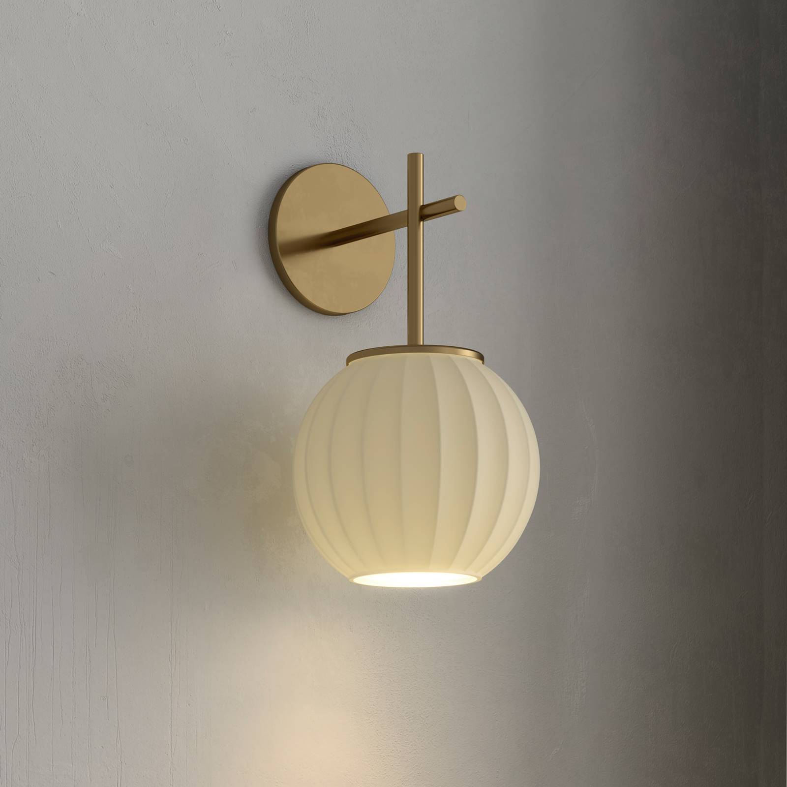 Wandleuchte Mei, Porzellan-Kugel, Struktur gold Wandleuchte Mei, Porzellan-Kugel, Struktur gold von Carpyen