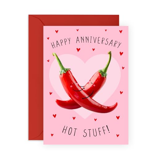Süße Jubiläumskarte – "Hot Stuff" Chili Pepper Wortspiel – Geschenk für Partner, Ehefrau, Ehemann, Verlobte, Freund, Freundin, Ehepartner, Herr, Frau, Ihn, Sie, Männer, Frauen, Baby, Liebling – mit Süße Jubiläumskarte – "Hot Stuff" Chili Pepper Wortspiel – Geschenk für Partner, Ehefrau, Ehemann, Verlobte, Freund, Freundin, Ehepartner, Herr, Frau, Ihn, Sie, Männer, Frauen, Baby, Liebling – mit von Central 23