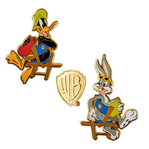Cinereplicas - Bugs Bunny und Daffy Duck im Warner Bros Studio Set mit 3 Metallpins ~4cm - Offizielle Lizenz von Cinereplicas