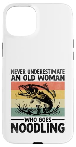 Unterschätze niemals eine alte Frau, die Noodler nudelt Hülle für iPhone 15 Plus Unterschätze niemals eine alte Frau, die Noodler nudelt Hülle für iPhone 15 Plus von Cool Noodling Catfishing Gifts For Noodler Fishing