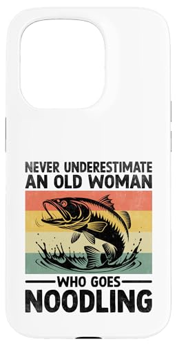 Unterschätze niemals eine alte Frau, die Noodler nudelt Hülle für iPhone 15 Pro Unterschätze niemals eine alte Frau, die Noodler nudelt Hülle für iPhone 15 Pro von Cool Noodling Catfishing Gifts For Noodler Fishing