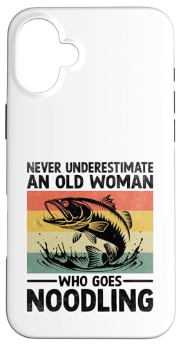 Unterschätze niemals eine alte Frau, die Noodler nudelt Hülle für iPhone 16 Plus Unterschätze niemals eine alte Frau, die Noodler nudelt Hülle für iPhone 16 Plus von Cool Noodling Catfishing Gifts For Noodler Fishing