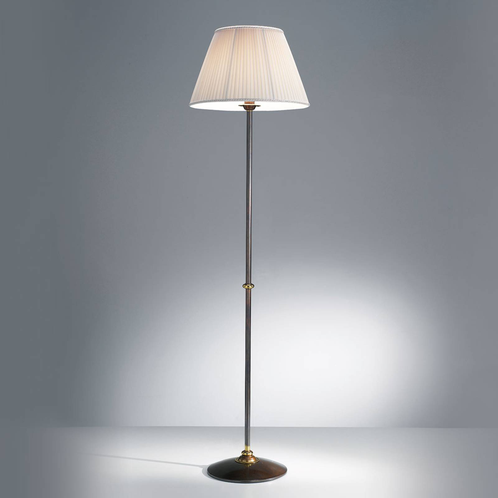 Stehleuchte Classic mit Stoffschirm Stehleuchte Classic mit Stoffschirm von Cremasco