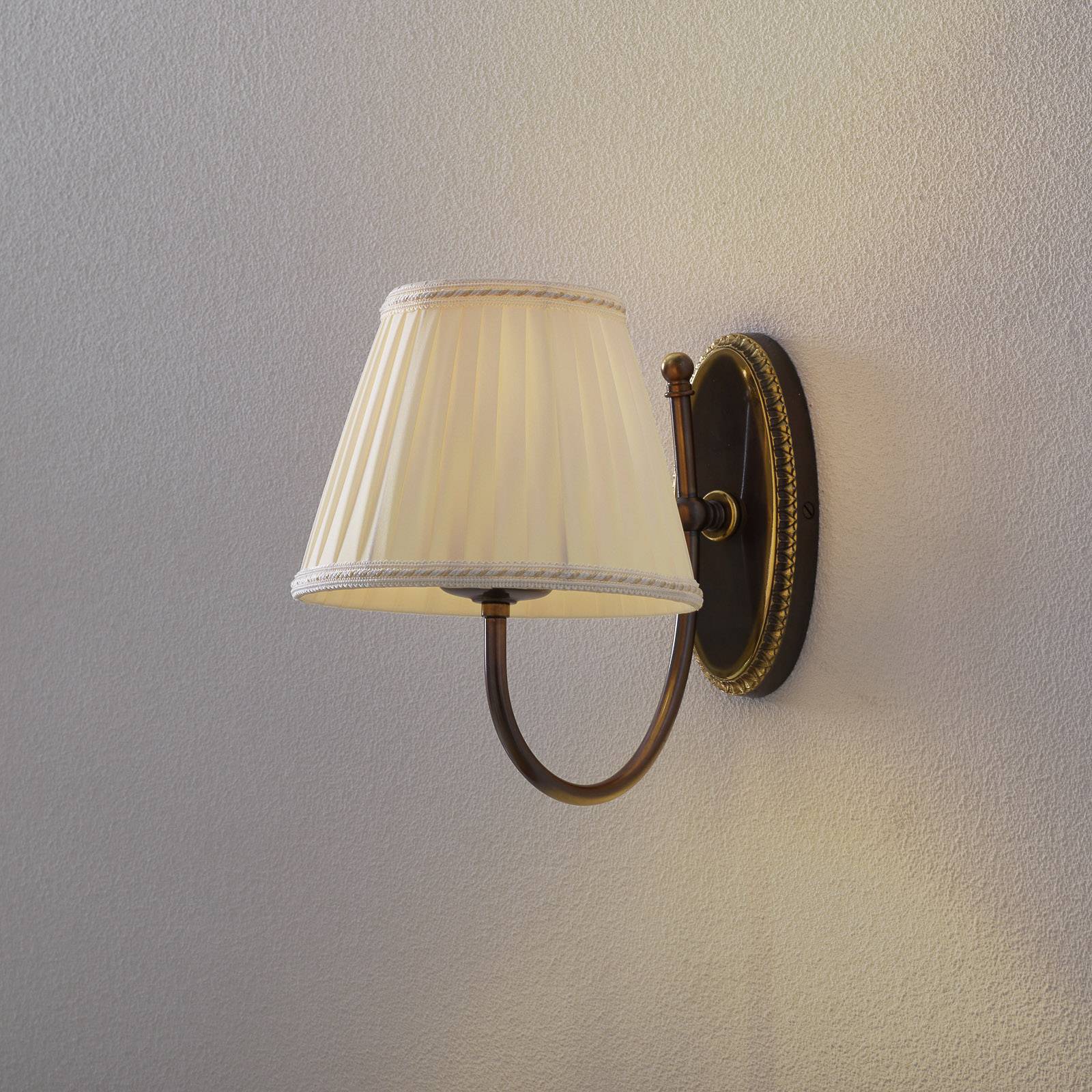 Wandleuchte Classic mit geschwungenem Arm 1-flg. Wandleuchte Classic mit geschwungenem Arm 1-flg. von Cremasco