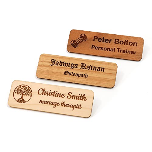 Personalisiertes Öko-Namensschild aus Holz mit Nadelbefestigung | Schaffen Sie Ihr personalisiertes Namensschild | Lasergravur - Eiche von CustomDesign.Shop