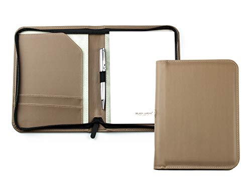 DELMON VARONE - Personalisierbare Schreibmappe DIN A5 „EcoAppleLeather“ Braun, Recycling Öko Apfelleder Konferenzmappe mit Notizblock, Stiftschlaufe & Steckfächer, Besprechungsmappe mit Reißverschluss DELMON VARONE - Personalisierbare Schreibmappe DIN A5 „EcoAppleLeather“ Braun, Recycling Öko Apfelleder Konferenzmappe mit Notizblock, Stiftschlaufe & Steckfächer, Besprechungsmappe mit Reißverschluss von DELMON VARONE - FINE LEATHERGOODS MADE IN GERMANY